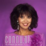 25-08-1989 Sandra Reemer at studio in Amsterdam Photo: Govert de Roos/Connu

[keywords]liggend, boek, glimlachend[/keywords]